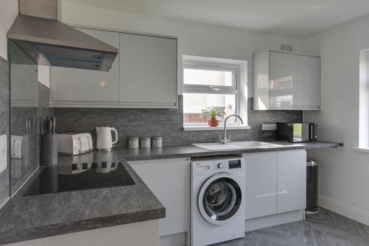 Parkside - Modern Three Bedroom House With Parking Romford Bagian luar foto